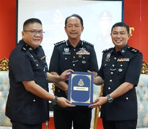 Online gambling syndicate masquerading as call centre busted, 6 .
